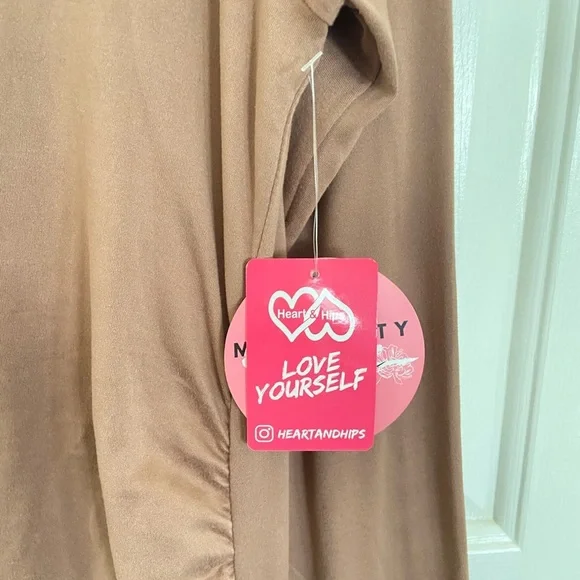 Heart & Hips Maternity Dress - Picture 4 of 14